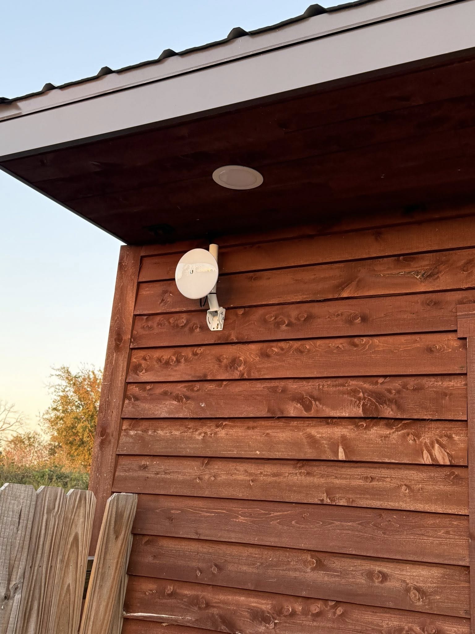 Point-to-point WiFi antenna mounted on building